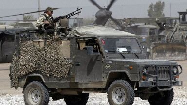 Polski żołnierz obserwuje obóz