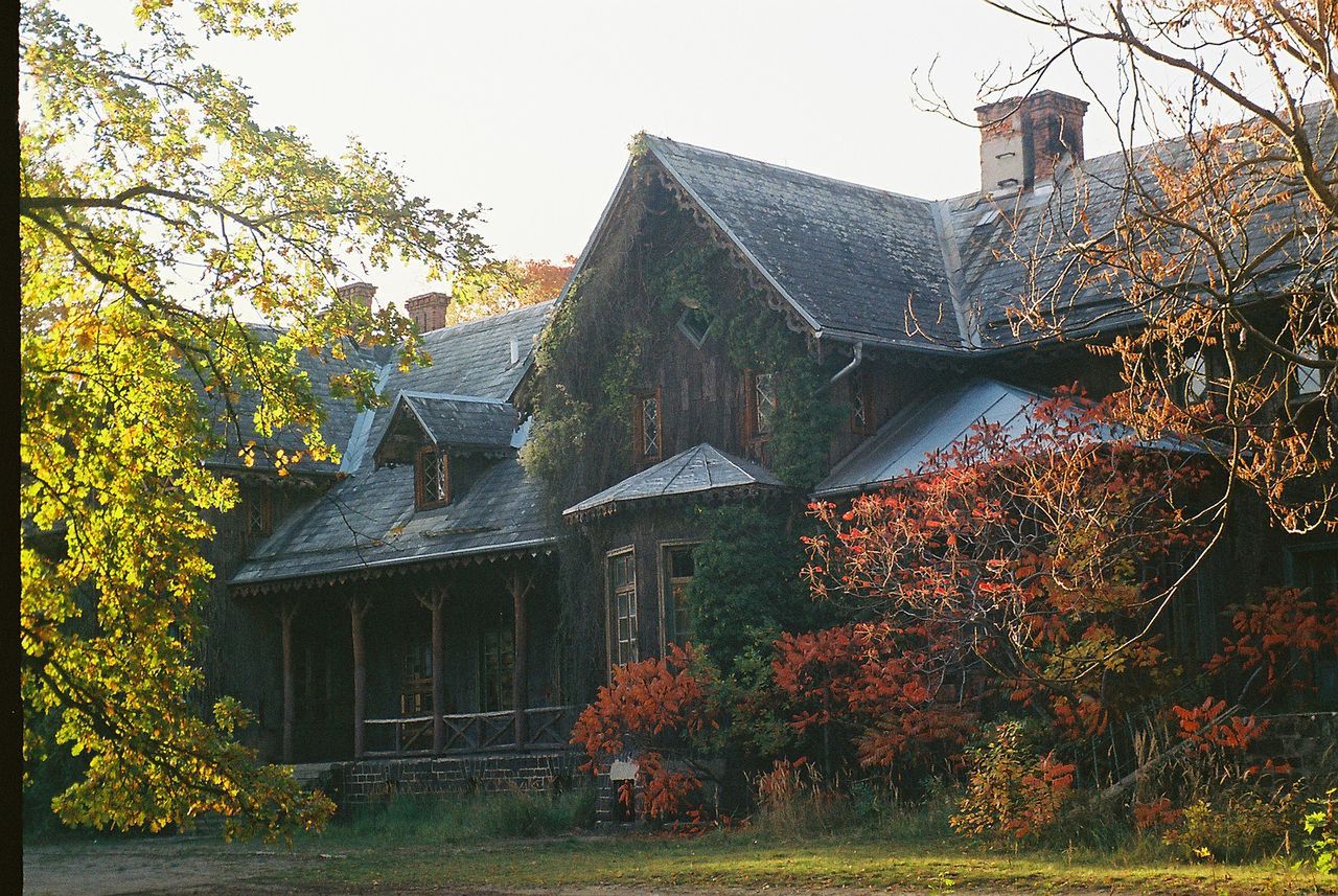 Pałac w Białej Wielkiej niszczeje. Należał do rodziny twórcy polskiej flagi
