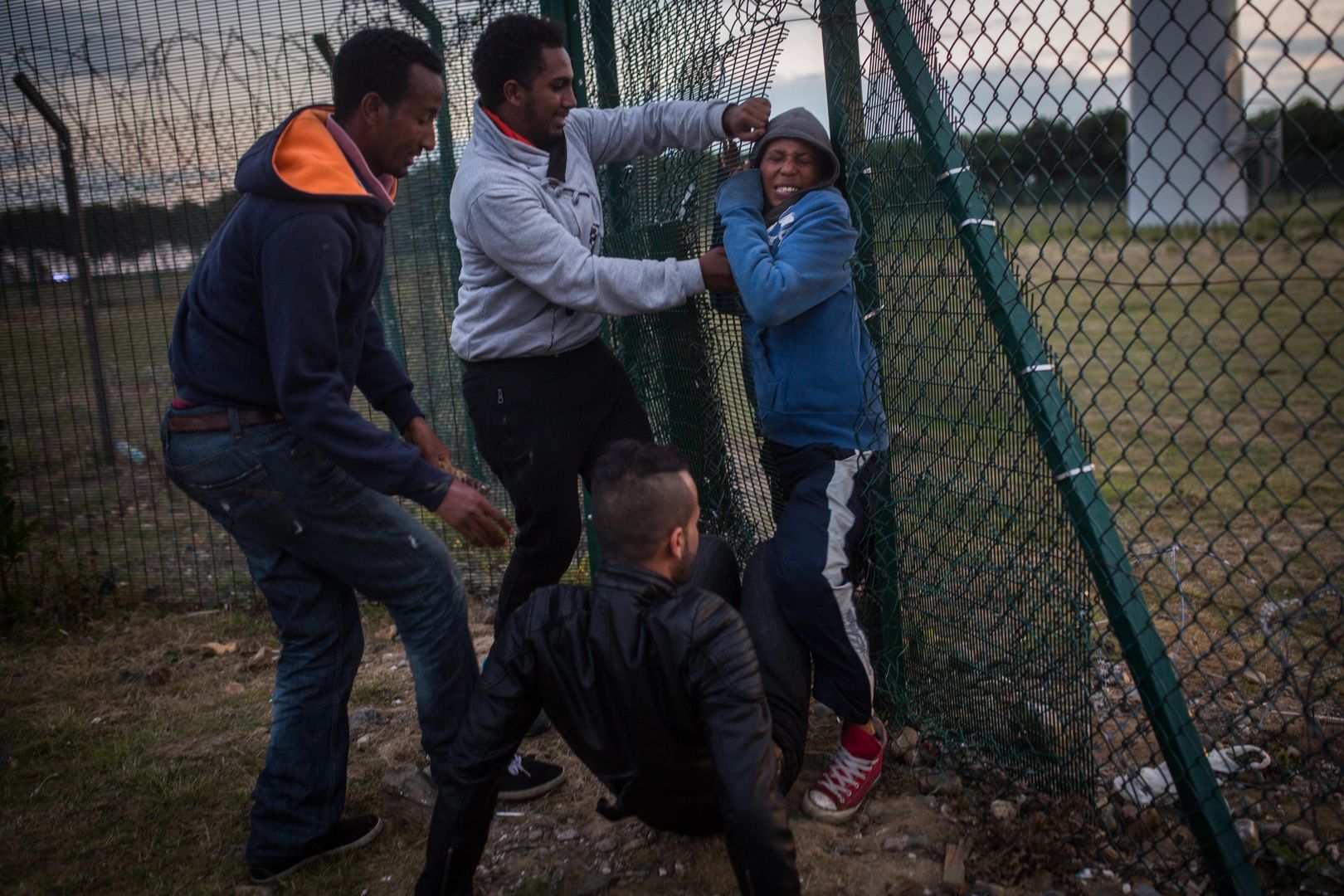 Imigranci gromadzą się w Calais. Przybywa ich z dnia na dzień