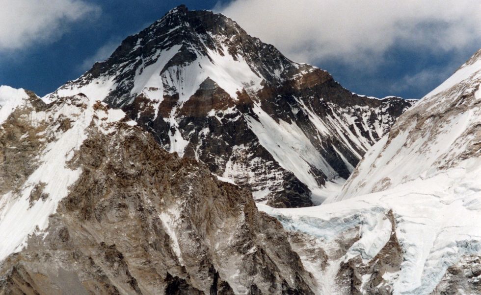 W głębi szczyt Changtse, na pierwszym planie przełęcz Lho La 