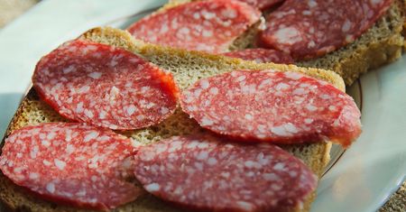 Lidl odpowiada w sprawie źle opisanej kiełbasy. "Nie ma glutaminianu, był po prostu błąd na etykiecie"