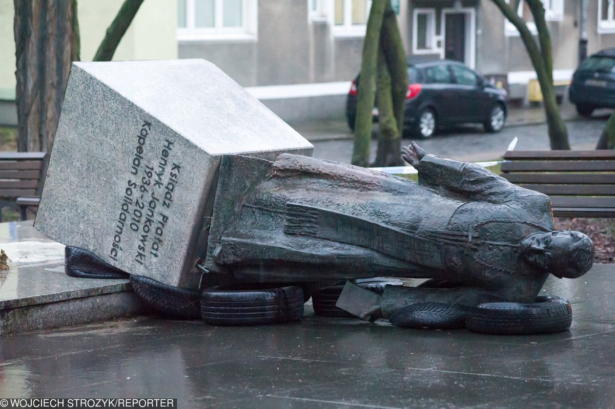 Sąd odrzuca wniosek prokuratury wobec niszczących pomnik prałata