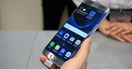 Pomagasz korzystając ze smartfonu. Samsung włącza #FunkcjęDobroczynności na rzecz UNICEF
