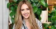 LOOK OF THE DAY: Jessica Alba w koszuli w paski i jeansach. Sexy mama!