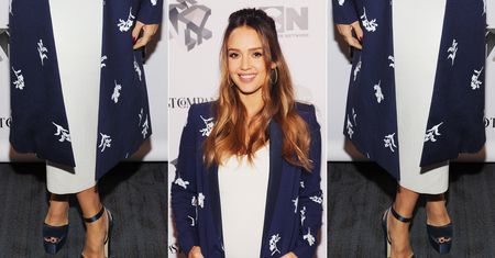LOOK OF THE DAY: Jessica Alba pokazuje, jak nosić białą sukienkę