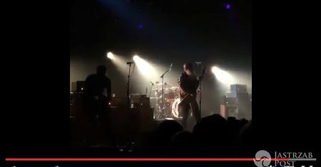 Jest film z klubu Bataclan, na którym zarejestrowano zamach. Podczas solówki gitarowej padają strzały