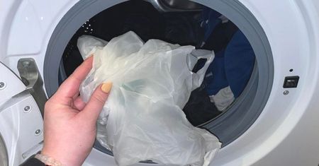 Razem z praniem włóż do pralki plastikową torbę. Oszczędzi Ci sporo pracy i wydatków na naprawy