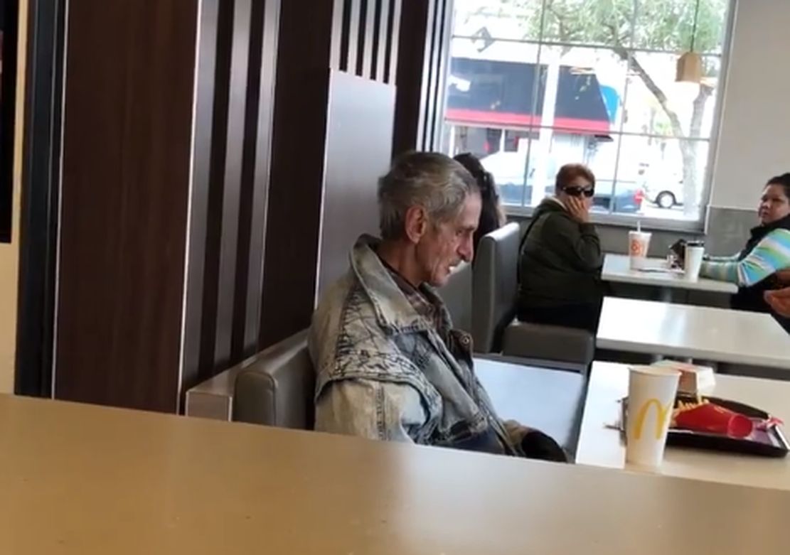 Zaprosił bezdomnego do McDonald'sa. Kierownik wyrzucił go