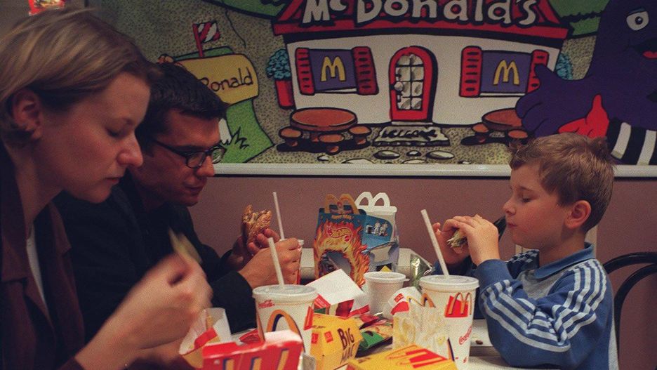 Chłopak, dziewczyna, dziecko, hamburger - normalna rodzina.