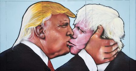 Brytyjski Trump, amerykański Johnson. Co łączy blondwłosych przywódców