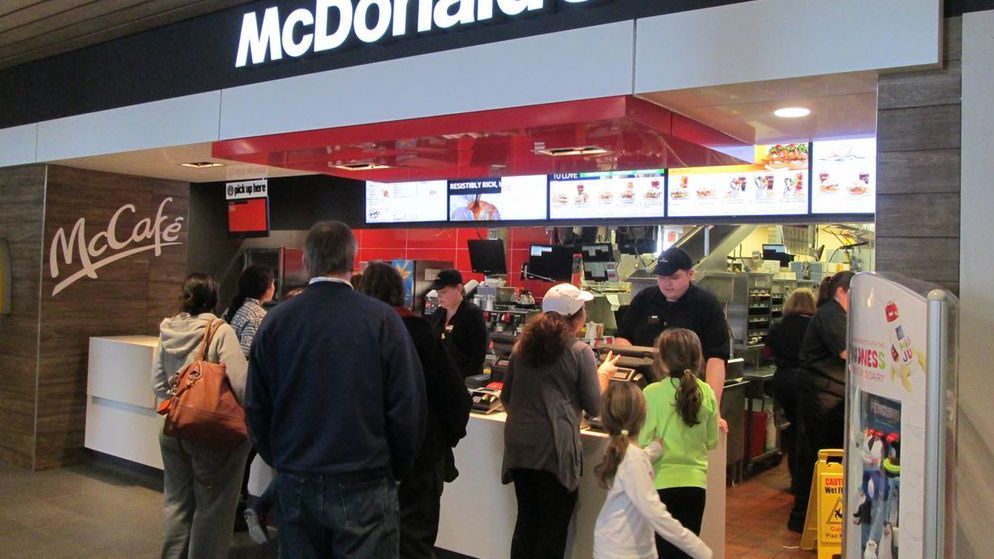 Kolejki do fast foodów w niehandlowe niedziele są dużo krótsze