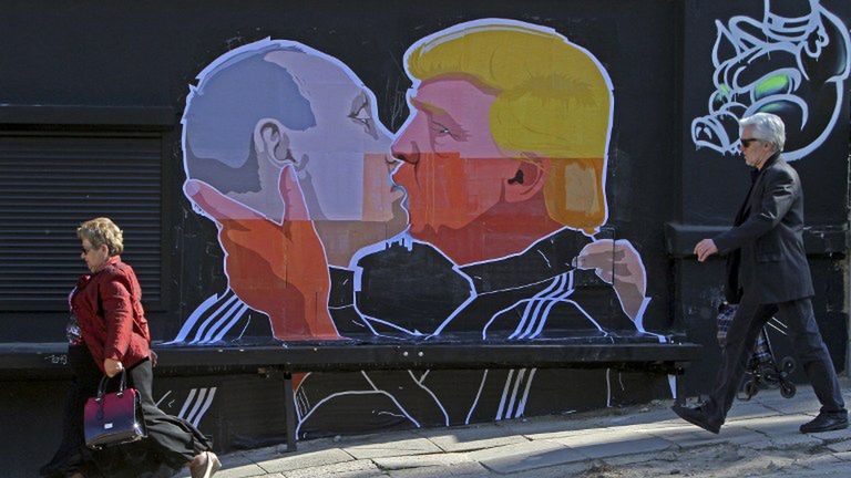 Mural w Wilnie przedstawiający Władimira Putina i Donalda Trumpa