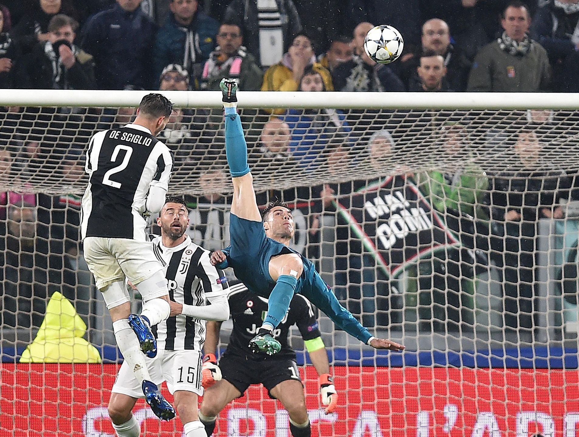 epa06644063 Real Madrid's Cristiano Ronaldo (R) scores the 2-0 goal during the UEFA Champions League quarter final first leg soccer match between Juventus FC vs Real Madrid CF at Allianz stadium in Turin, Italy, 03 April 2018.  EPA/ALESSANDRO DI MARCO 
Dostawca: PAP/EPA. 