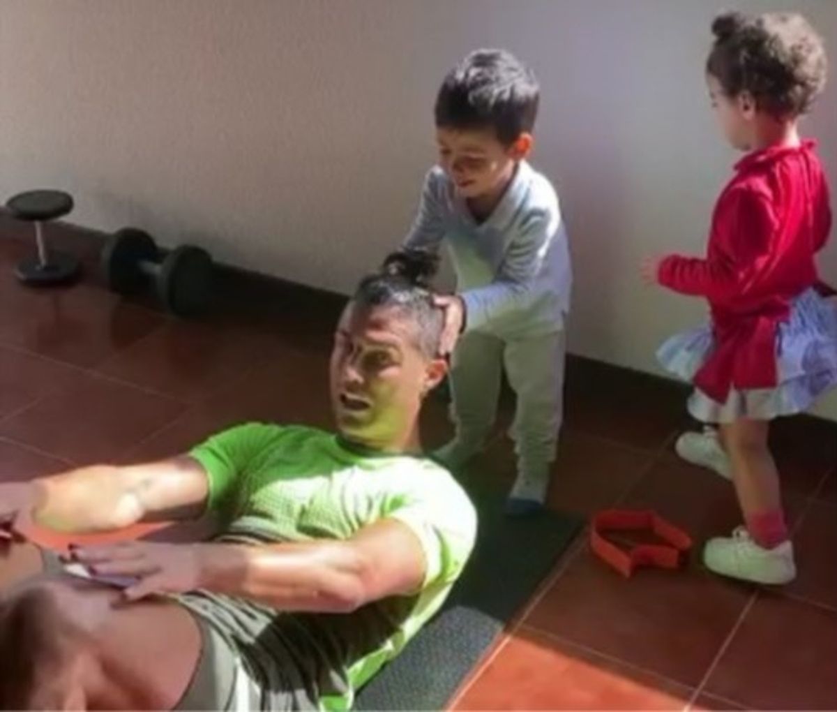 Cristiano Ronaldo trenował z dziećmi w Wielkanoc.
