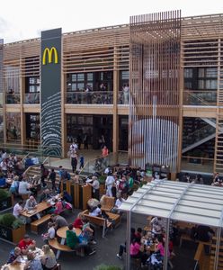 Ochroniarz nie chciał wpuścić dziewczyny do McDonalda. Bo miała hidżab