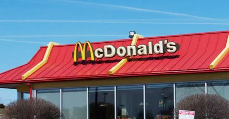 W ścianie znaleźli 60-letnie frytki z McDonald's. Pokazali, co się z nimi stało