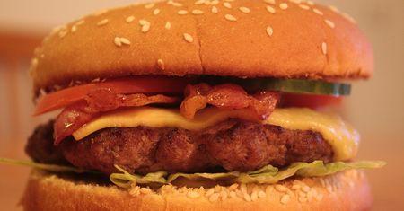Chcą 5 milionów dolarów od sieci McDonald's, bo musieli zapłacić za ser