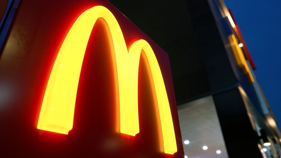 McDonald’s to znaczący pracodawca na polskim rynku zatrudniający około 25 tysięcy osób. To częsty wybór pracy dla młodych ludzi, gdzie istnieje możliwość szybkiego awansu.