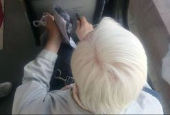 Senior przyłapany na gorącym uczynku w tramwaju. Chciał dopiec PiS