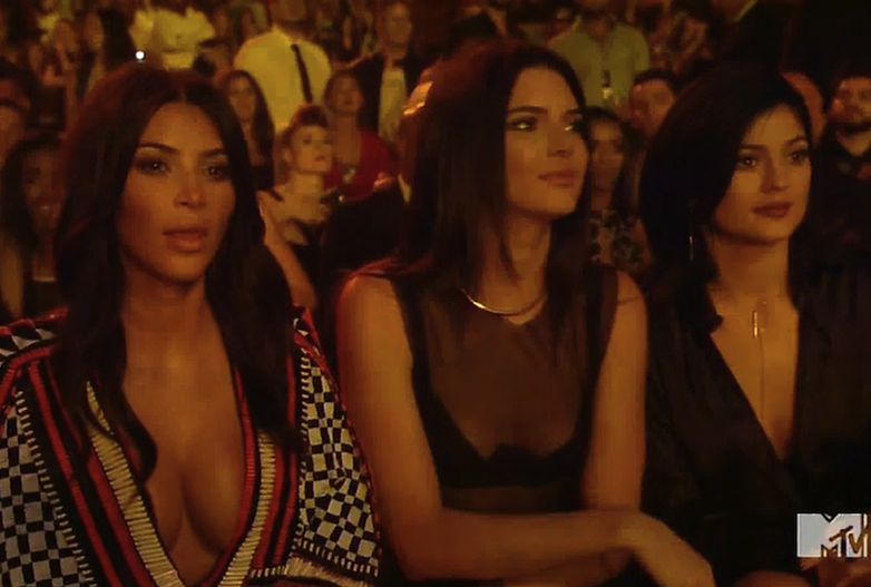 Skandaliczne zachowanie sióstr Kardashian na MTV VMA 2014!