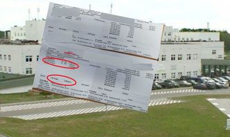 Pracownik szpitala pokazuje pasek z "płacą minimalną". Do gry wkroczyła inspekcja pracy