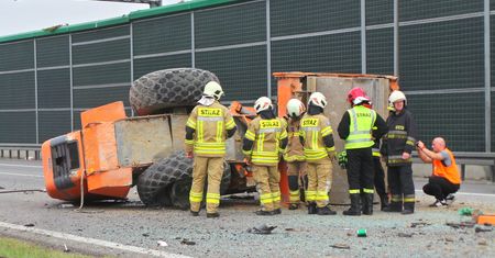 Armagedon na S2. Walec zjechał z ciężarówki, kilometrowe korki