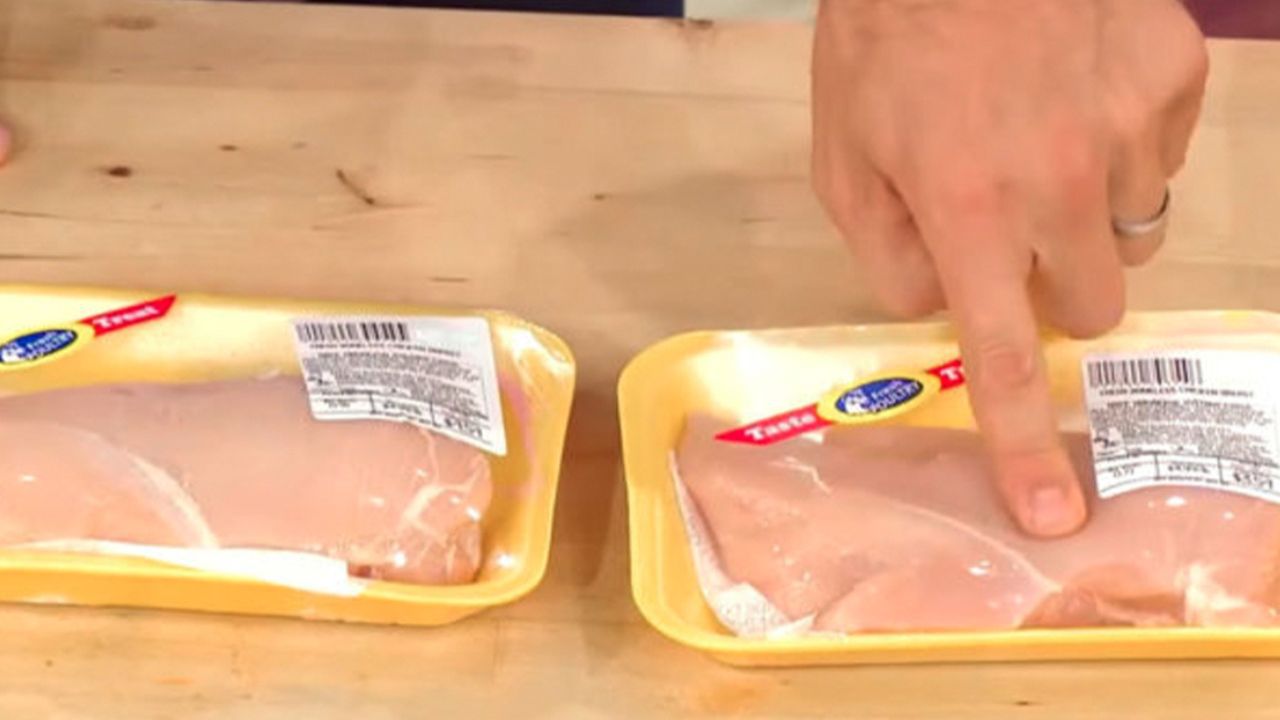 Test „palca” na świeżość mięsa. Zrobisz go w sklepie przez opakowanie!