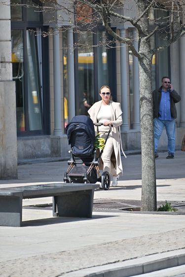 Joanna Kurska z córką Anna Klarą pod Pałacem Prezydenckim fot. KAPiF