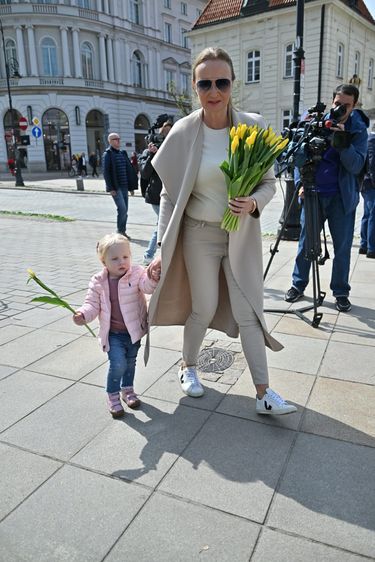 Joanna Kurska z córką Anna Klarą pod Pałacem Prezydenckim fot. KAPiF