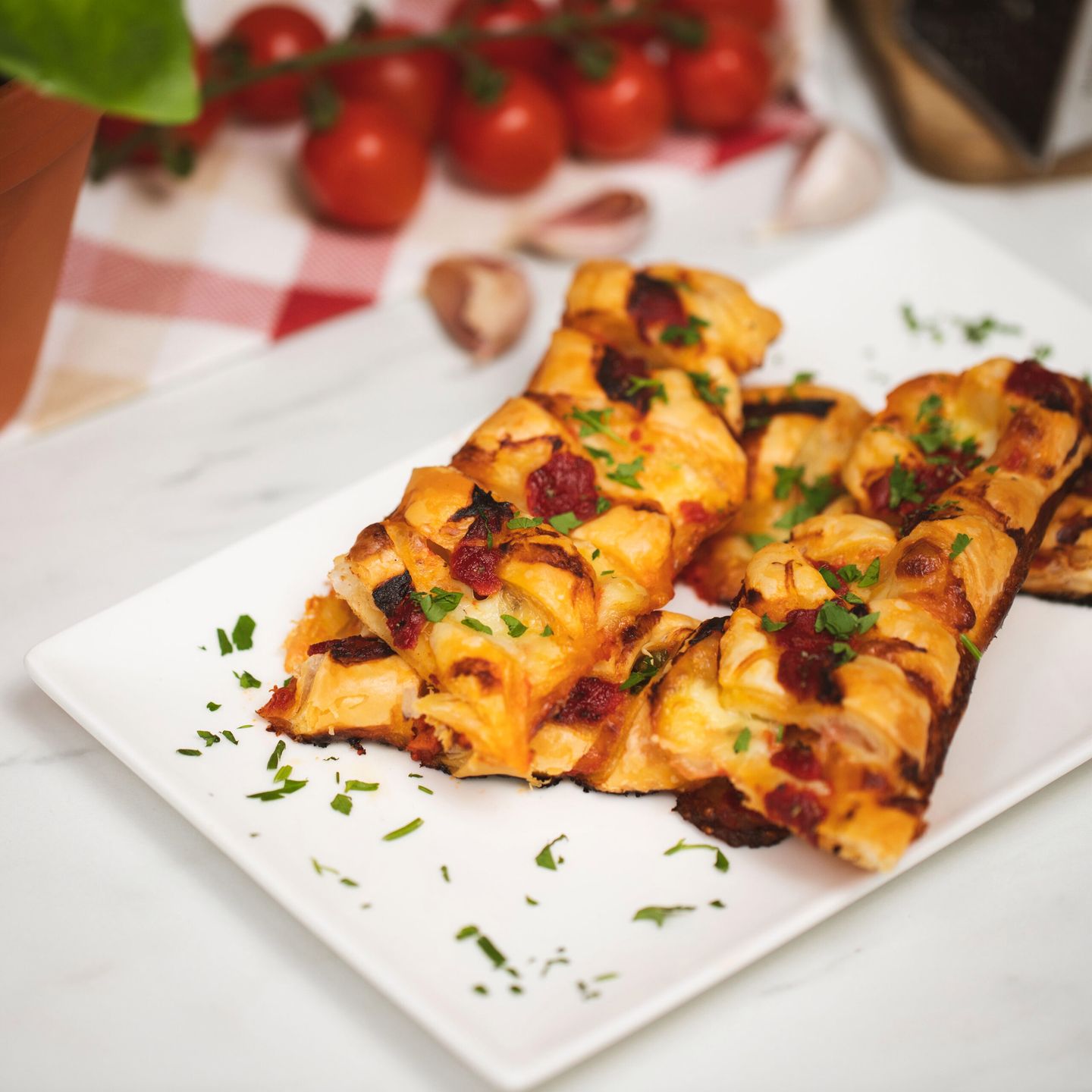 Sałatka caprese w cieście francuskim- Pyszności
