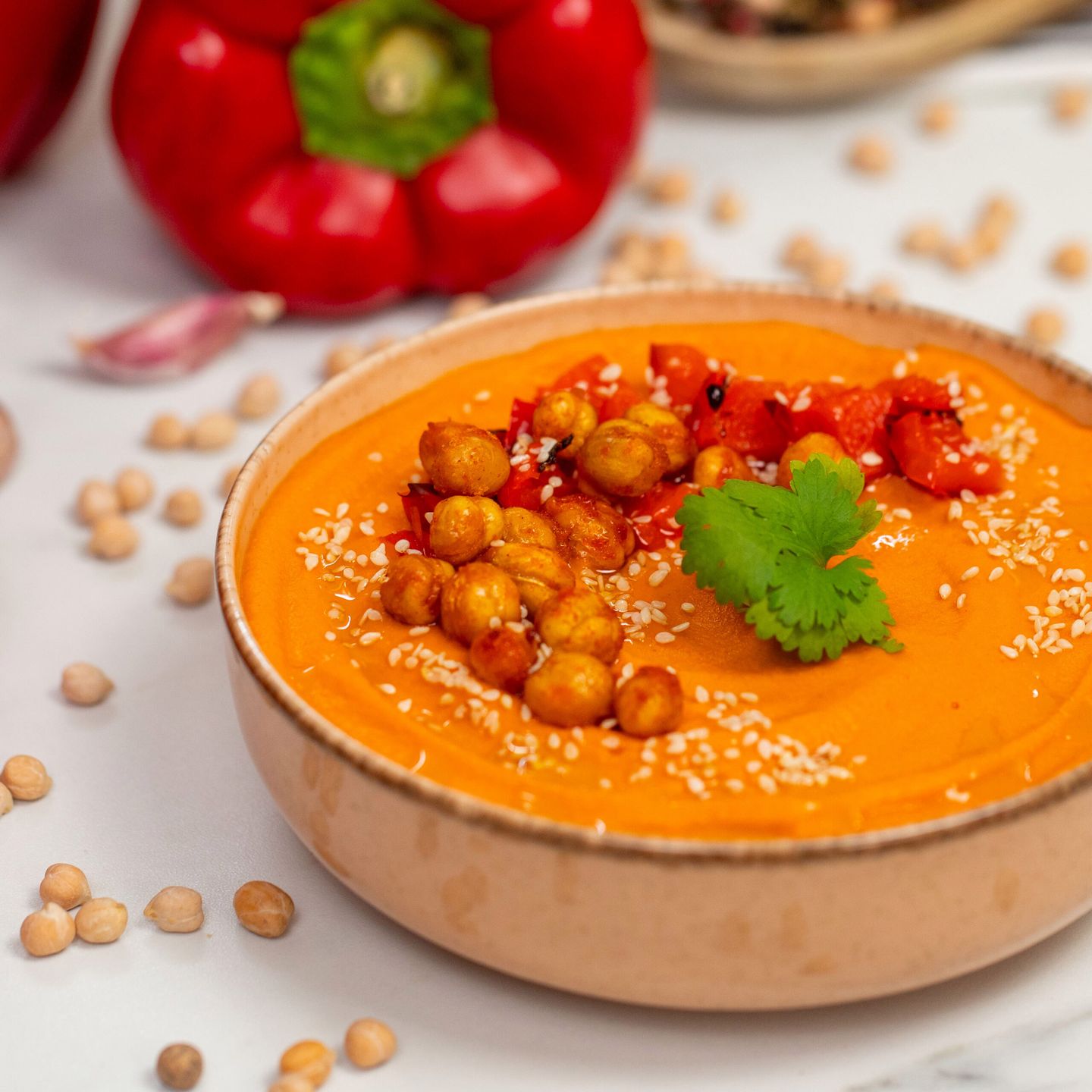 Domowy hummus z pieczoną papryką- Pyszności
