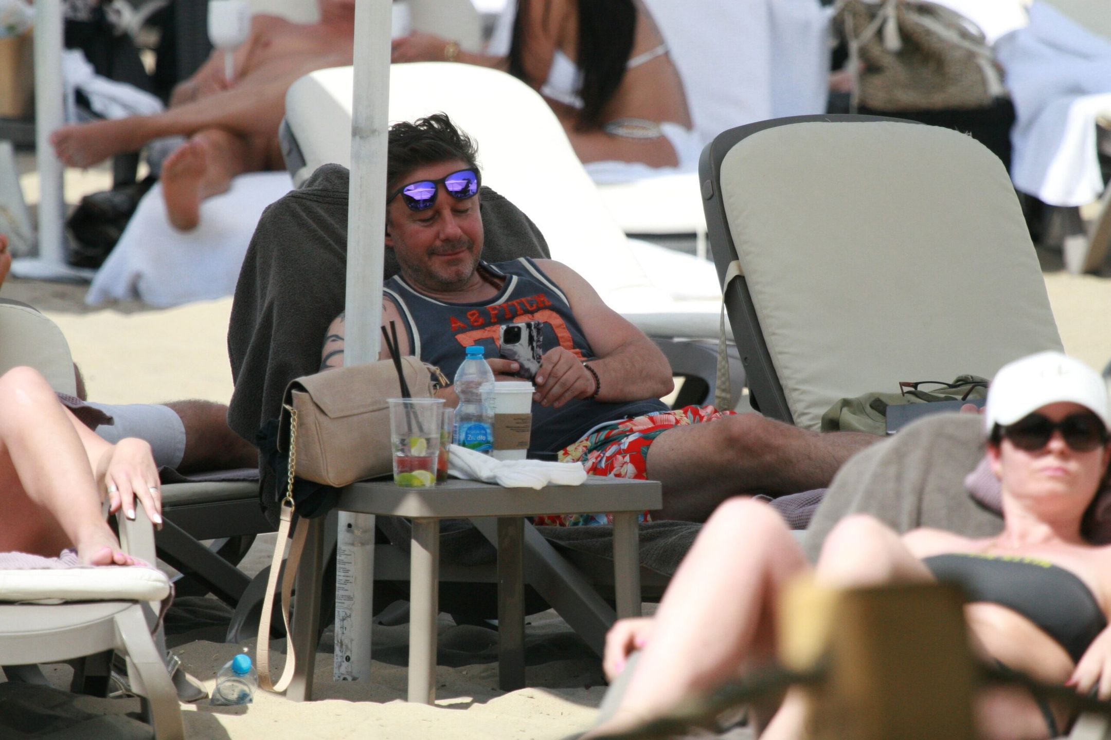 Andrzej Piaseczny na plaży w Sopocie