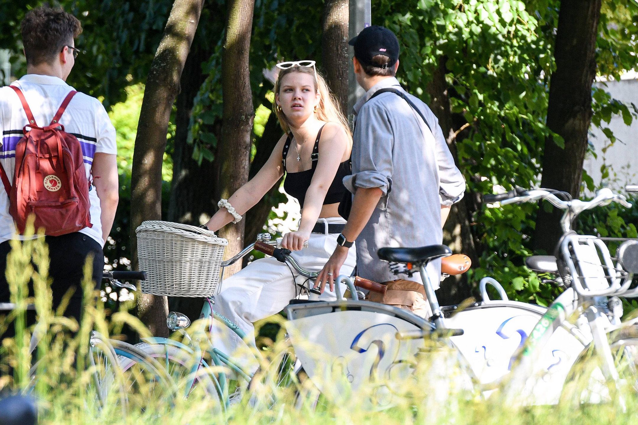 Taco Hemingway i Iga Lis wybrali się na wycieczkę rowerową ulicami Warszawy