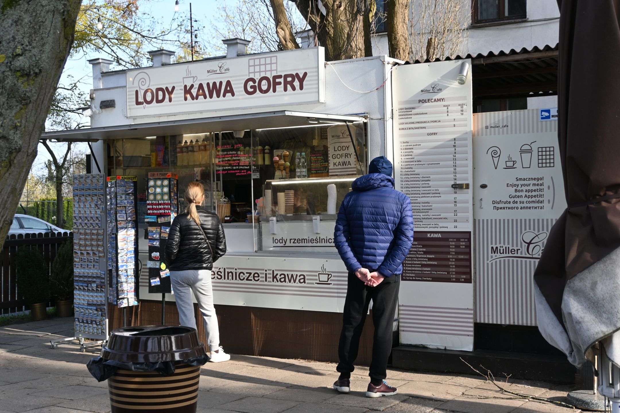 Kolejka ludzi przy budce z goframi