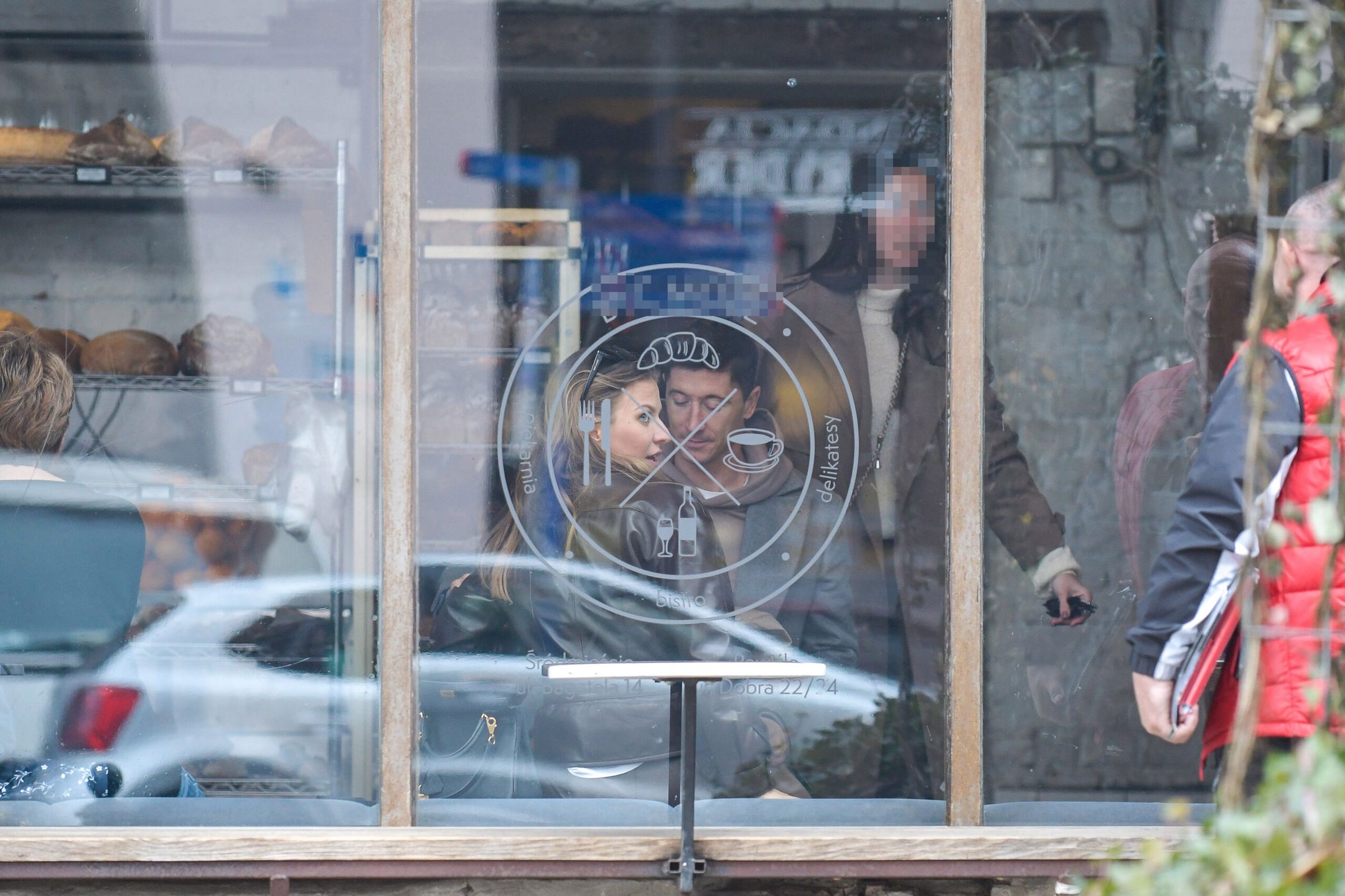 Anna i Robert Lewandowscy idą do restauracji w Warszawie