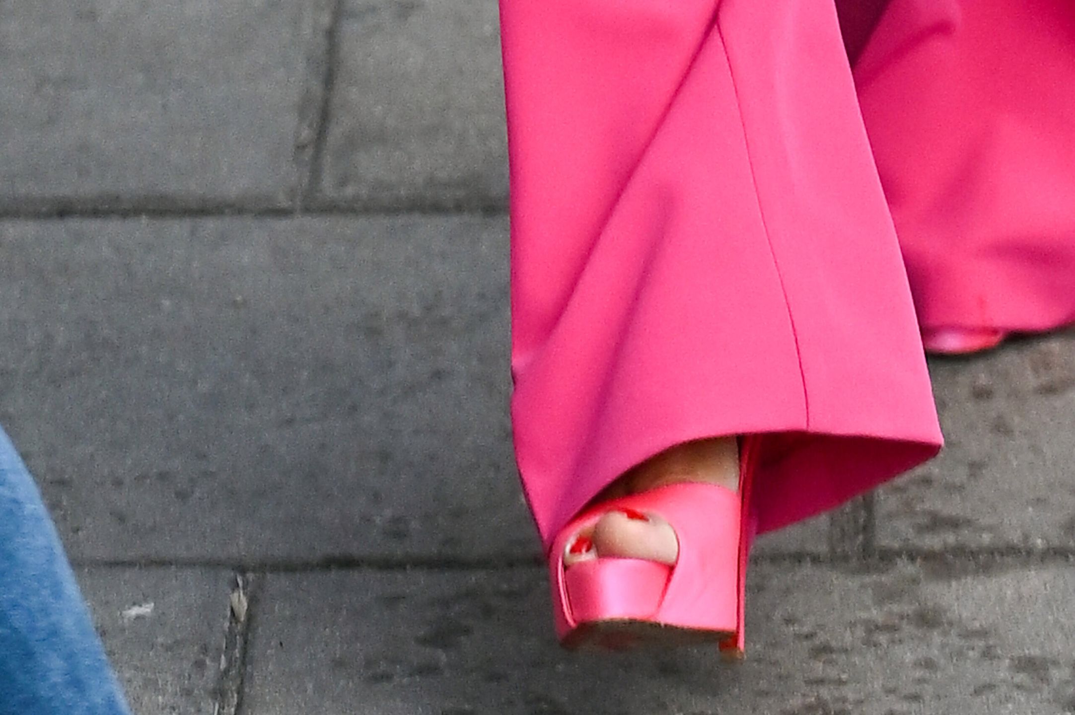 Anna Mucha w brązowym misiu na ulicach Warszawy