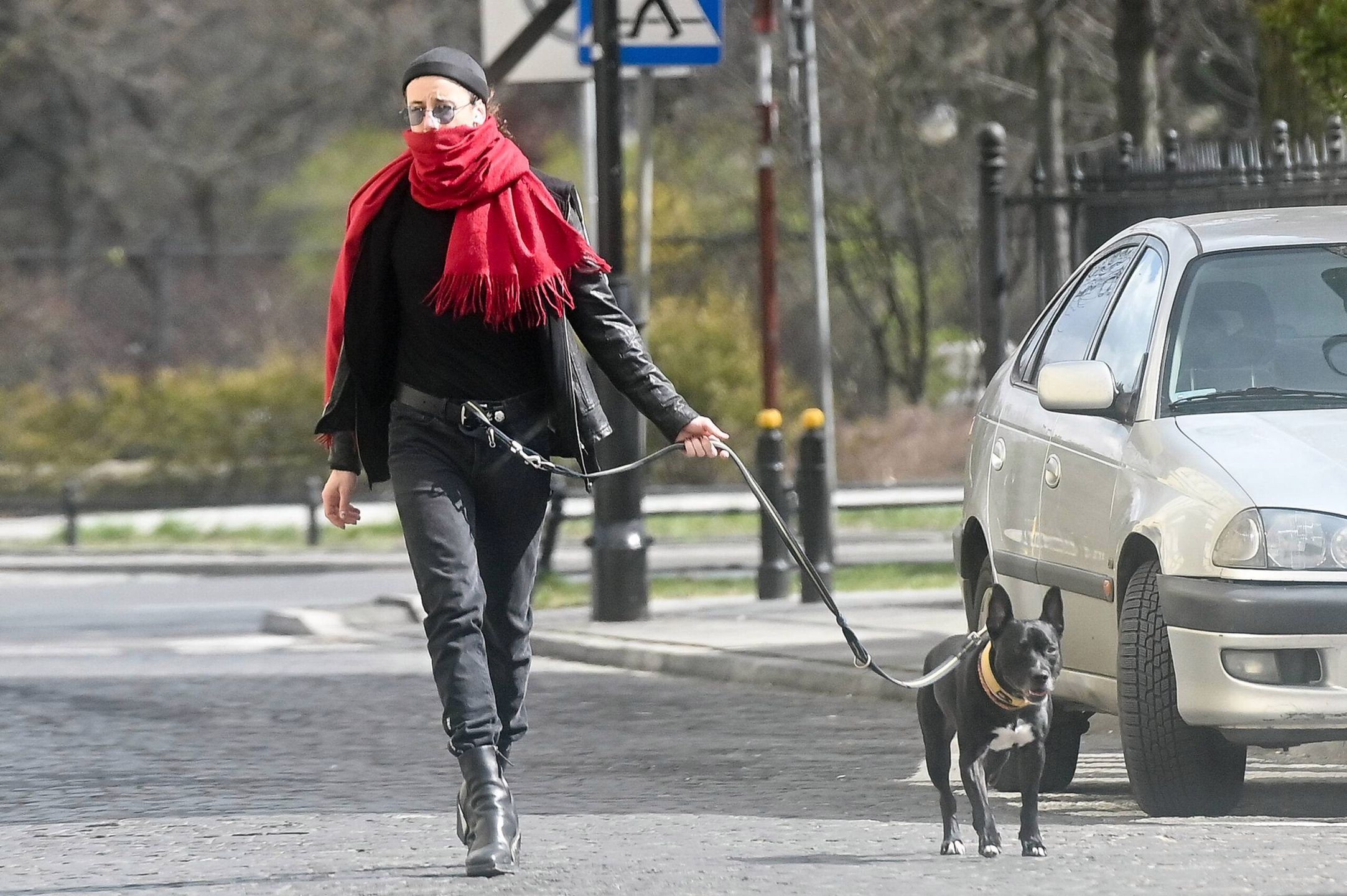 Michał Szpak na spacerze z psem podczas kwarantanny