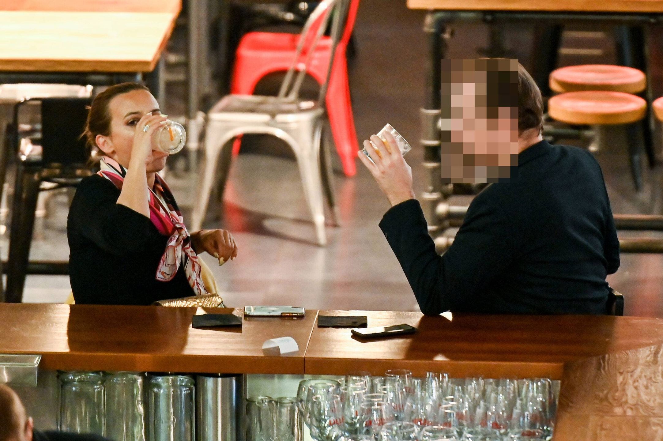 Anna Mucha z tajemniczym mężczyzną na drinku