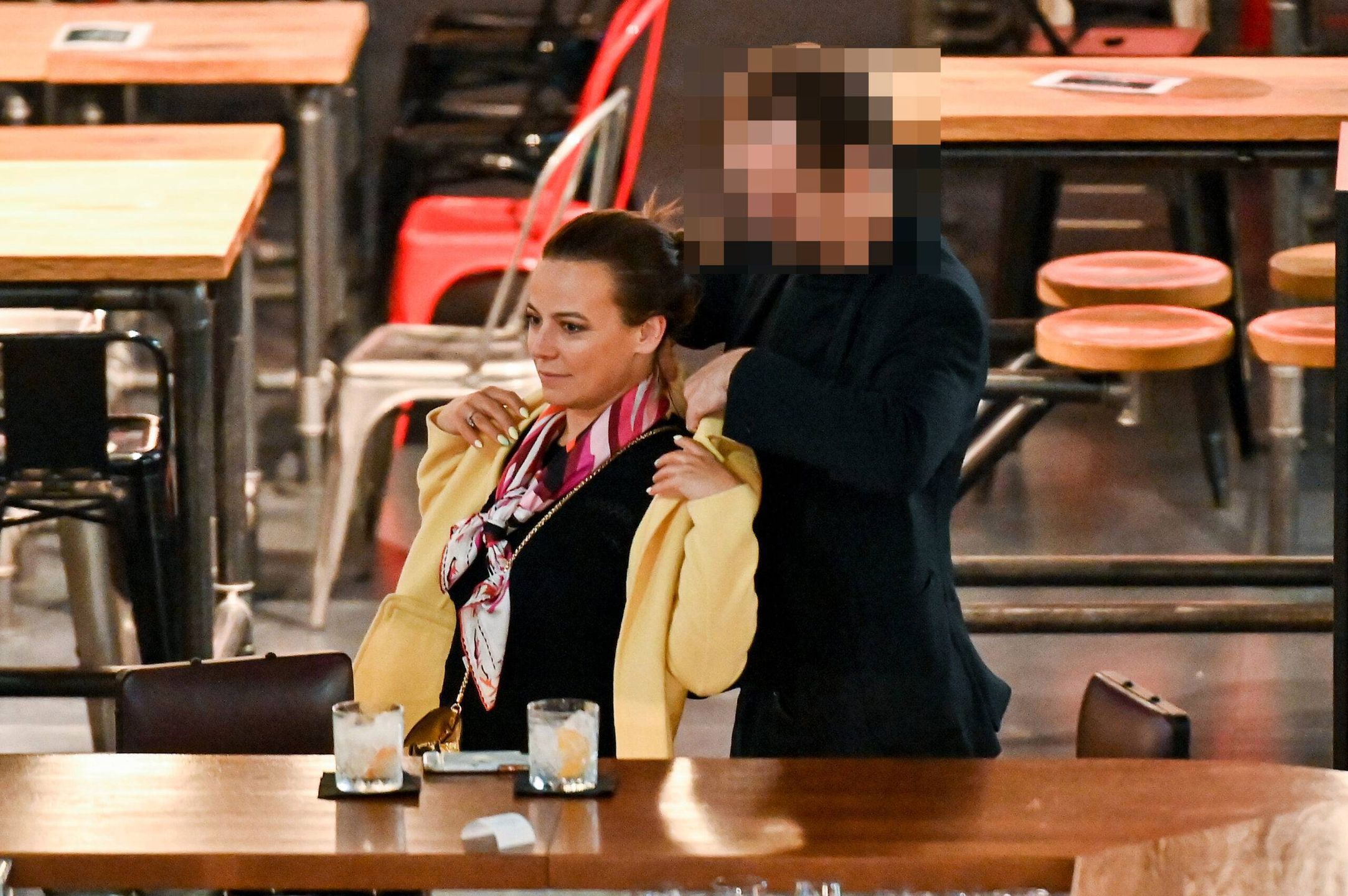 Anna Mucha z tajemniczym mężczyzną na drinku w Hali Koszyki