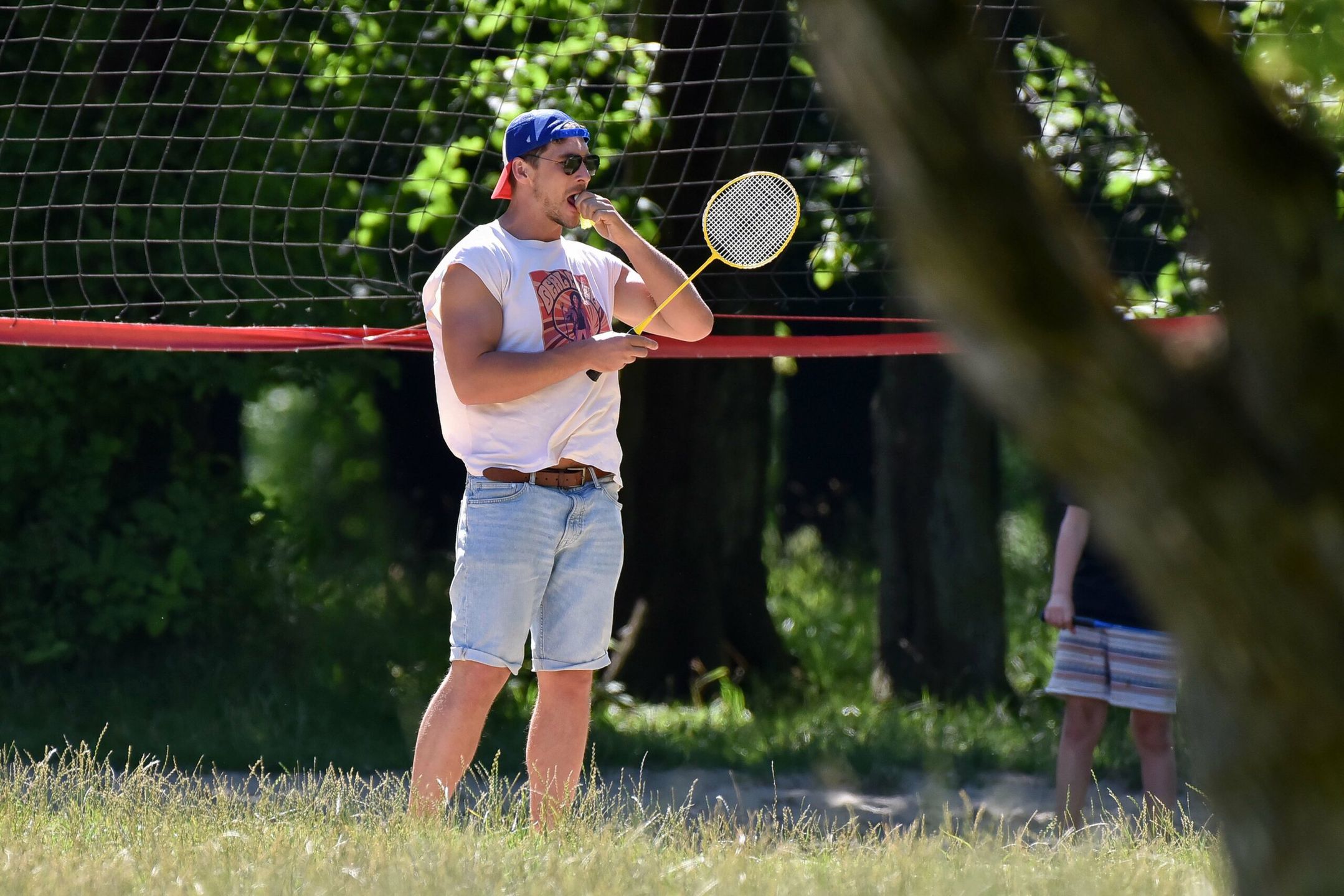 Mikołaj Roznerski w parku bez koszulki