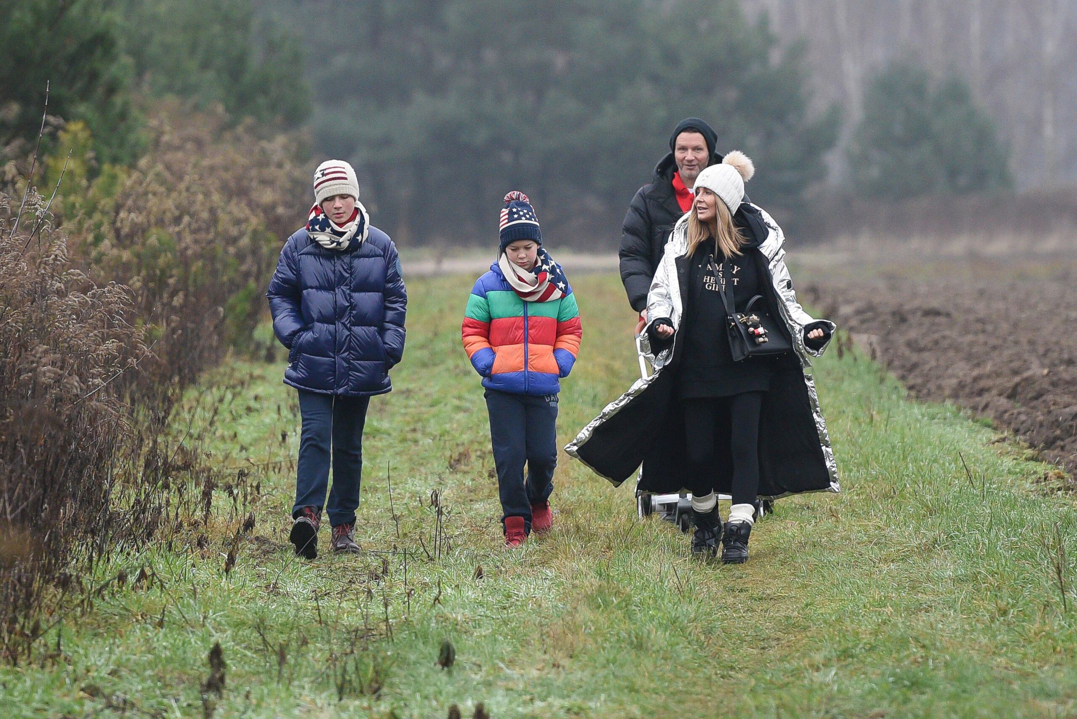 Małgorzata Rozenek z dziećmi oglądają nowy dom