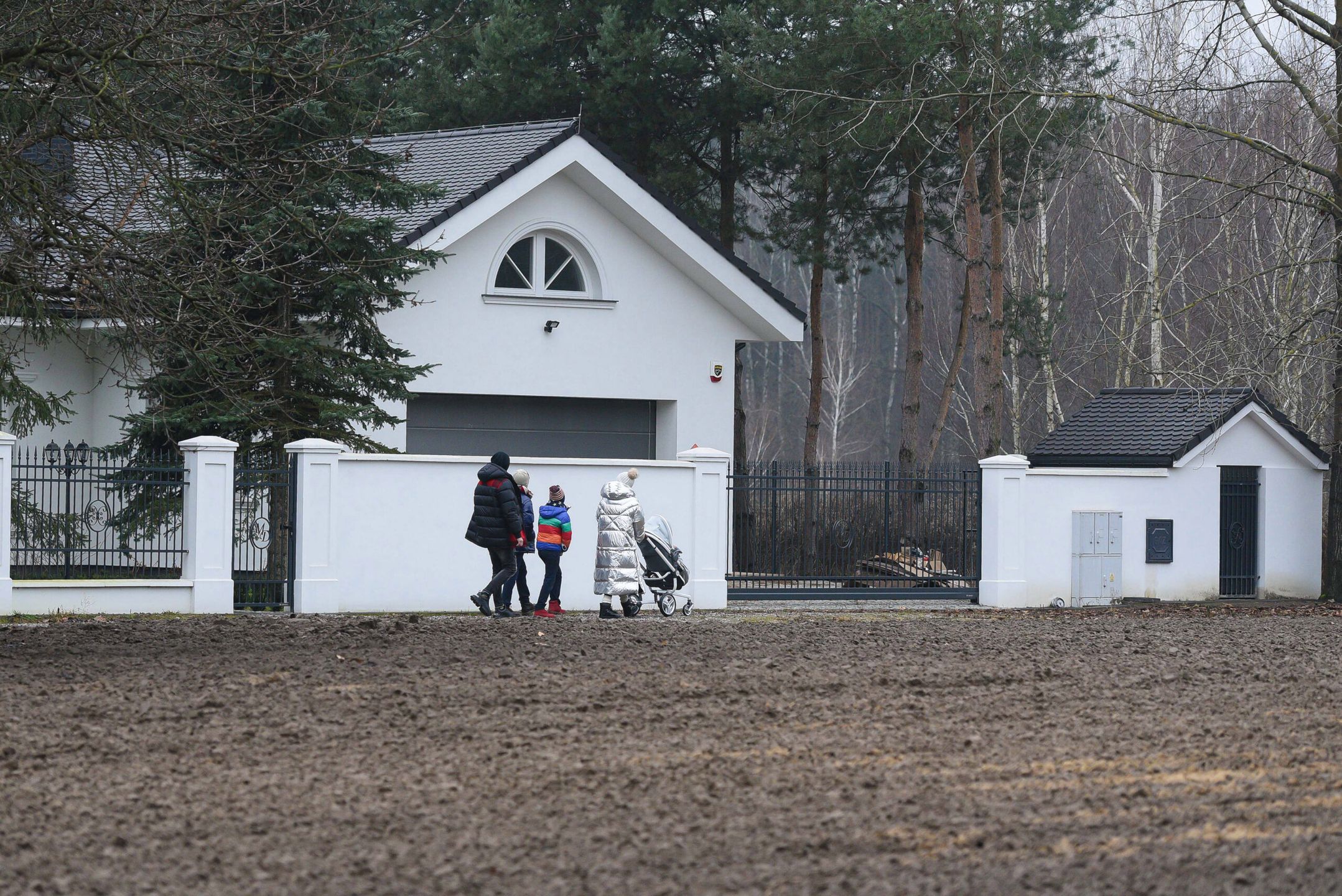 Małgorzata Rozenek z dziećmi oglądają nowy dom