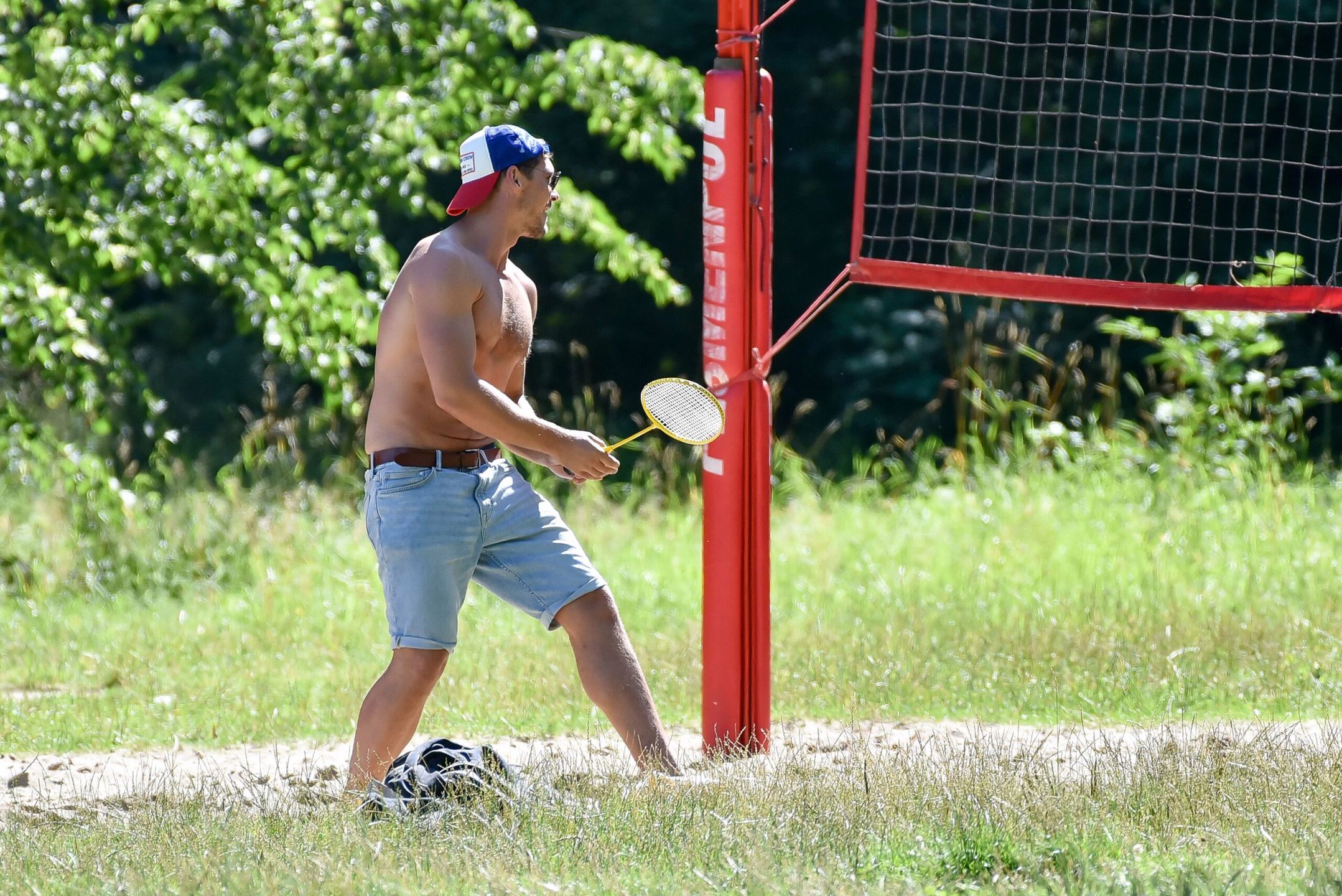 Mikołaj Roznerski w parku bez koszulki