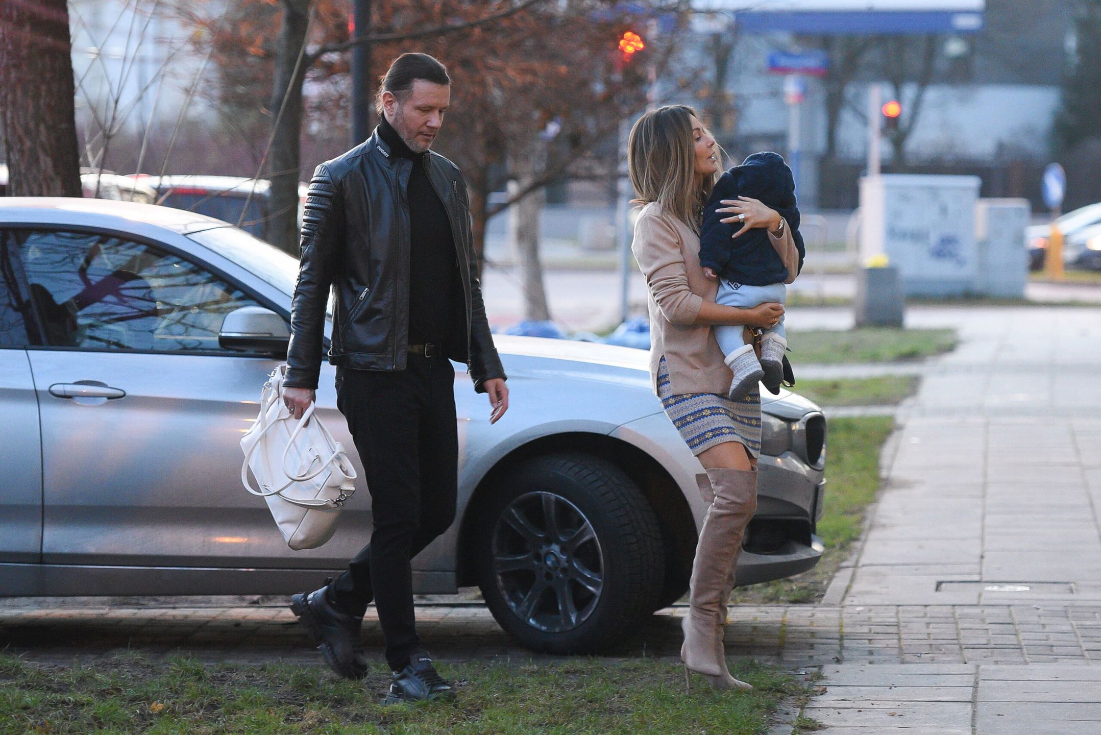 Radosław Majdan i Małgorzata Rozenek z synem Heniem w drodze do przychodni