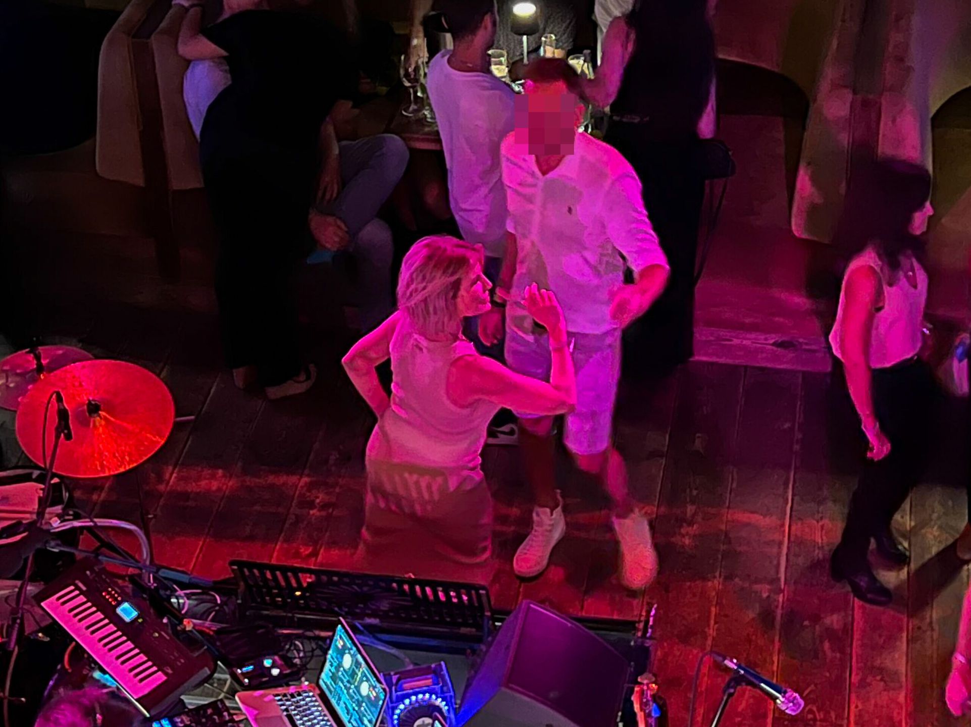 Joanna Racewicz w klubie z partnerem
