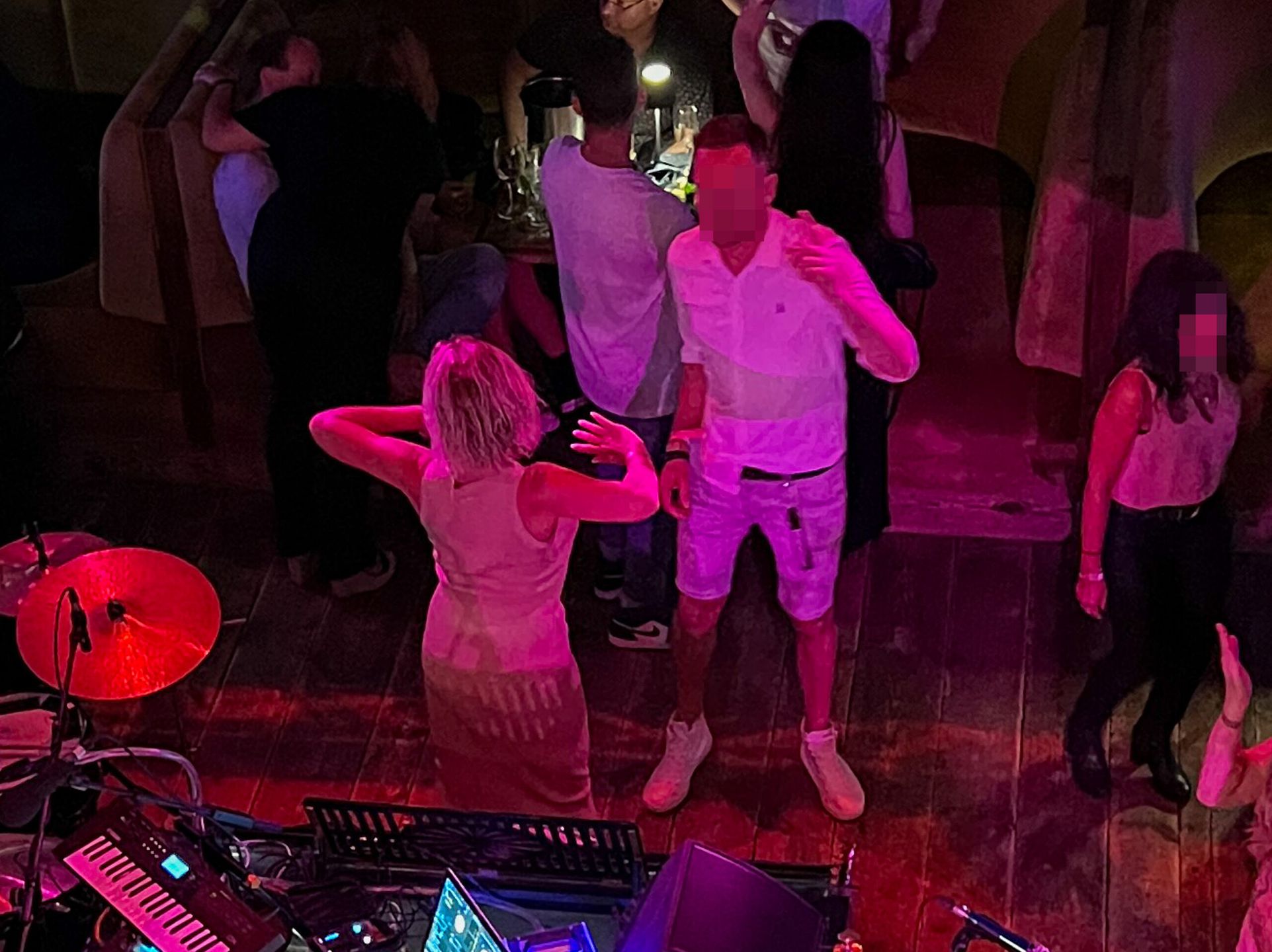 Joanna Racewicz w klubie z partnerem