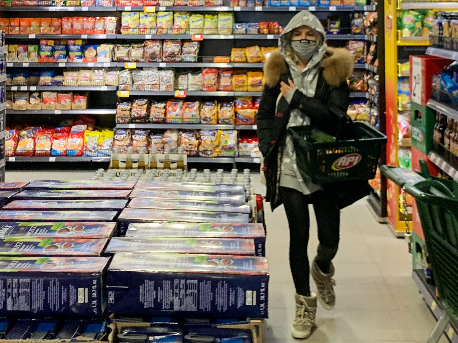 Blanka Lipińska na zakupach w spożywczaku z nietęgą miną