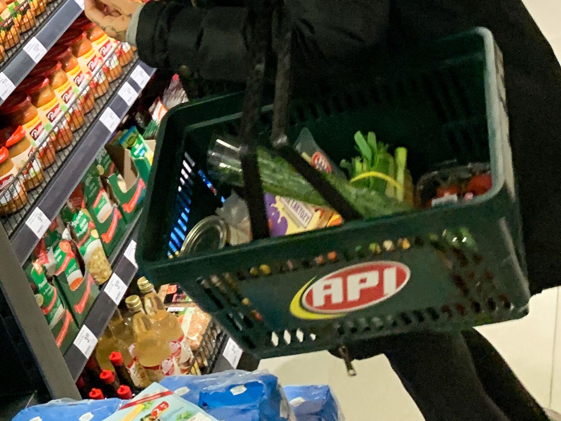 Blanka Lipińska na zakupach. W koszyku ma truskawki