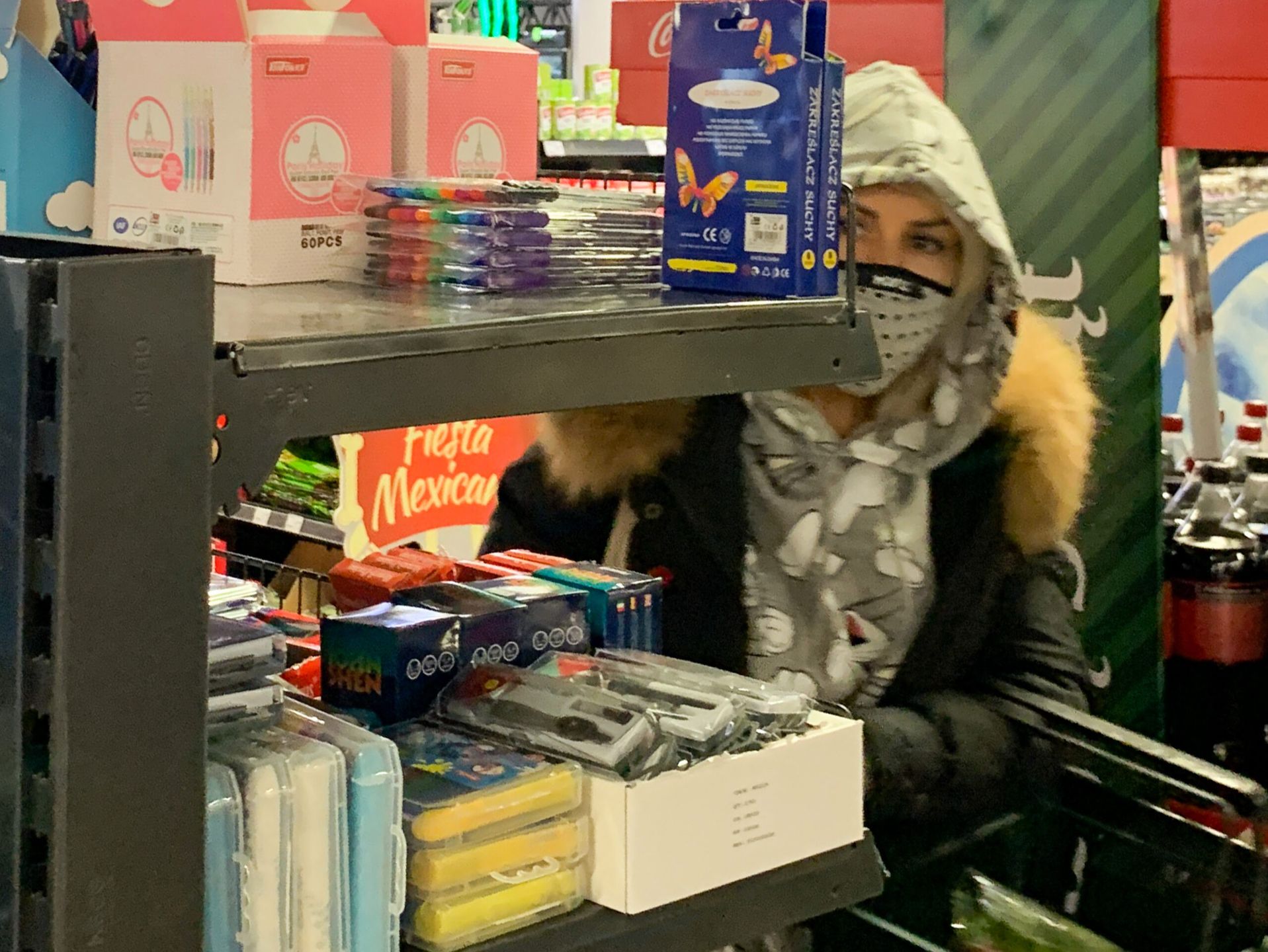 Blanka Lipińska na zakupach w spożywczaku z nietęgą miną