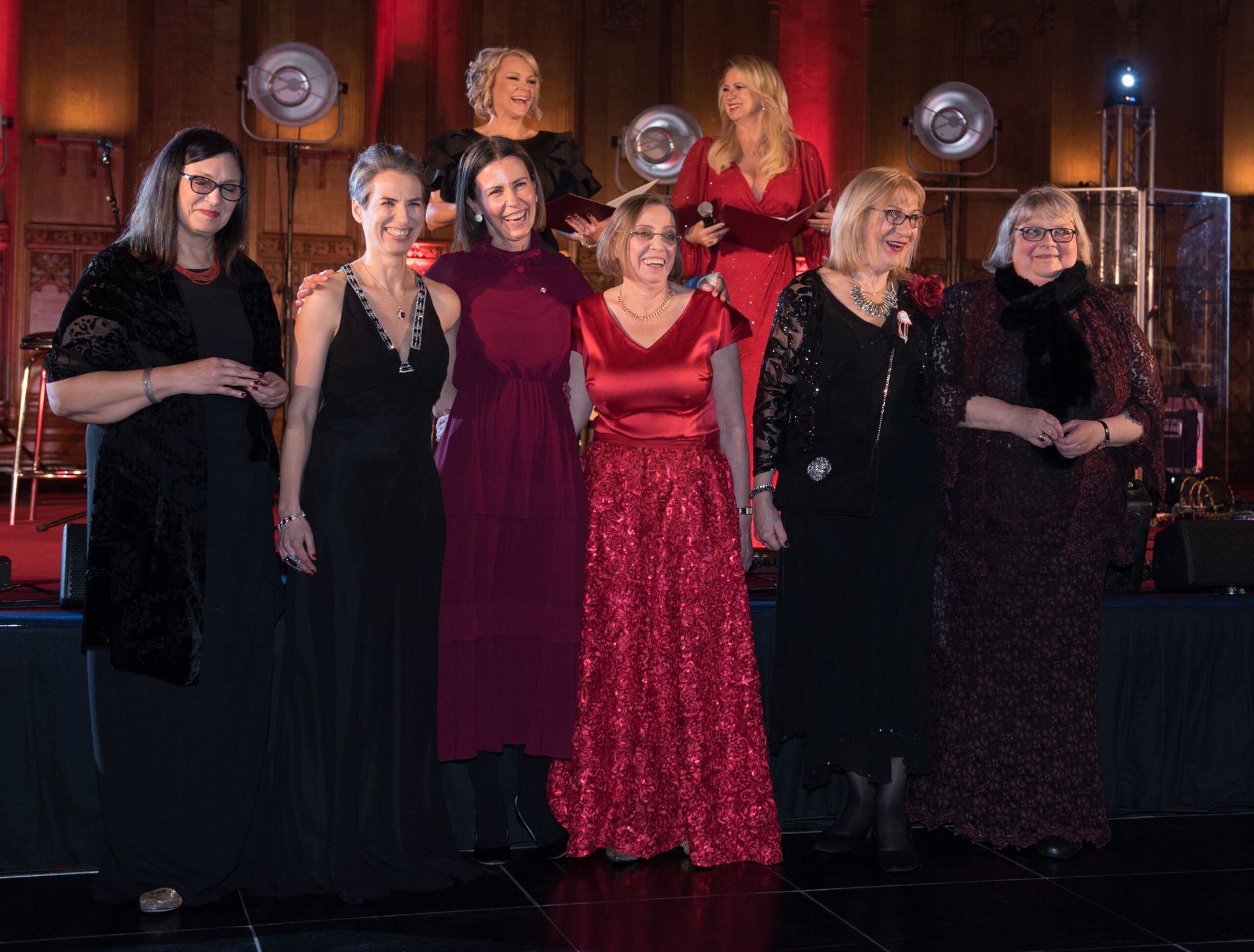 Komitet Organizacyjny 50 Balu Polskiego, Agnieszka Kowalska, Chargé d’affaires a.i. Ambasady RP w Londynie oraz prowadzące Bal Kasia Madera i Marzena Rogalska (2)